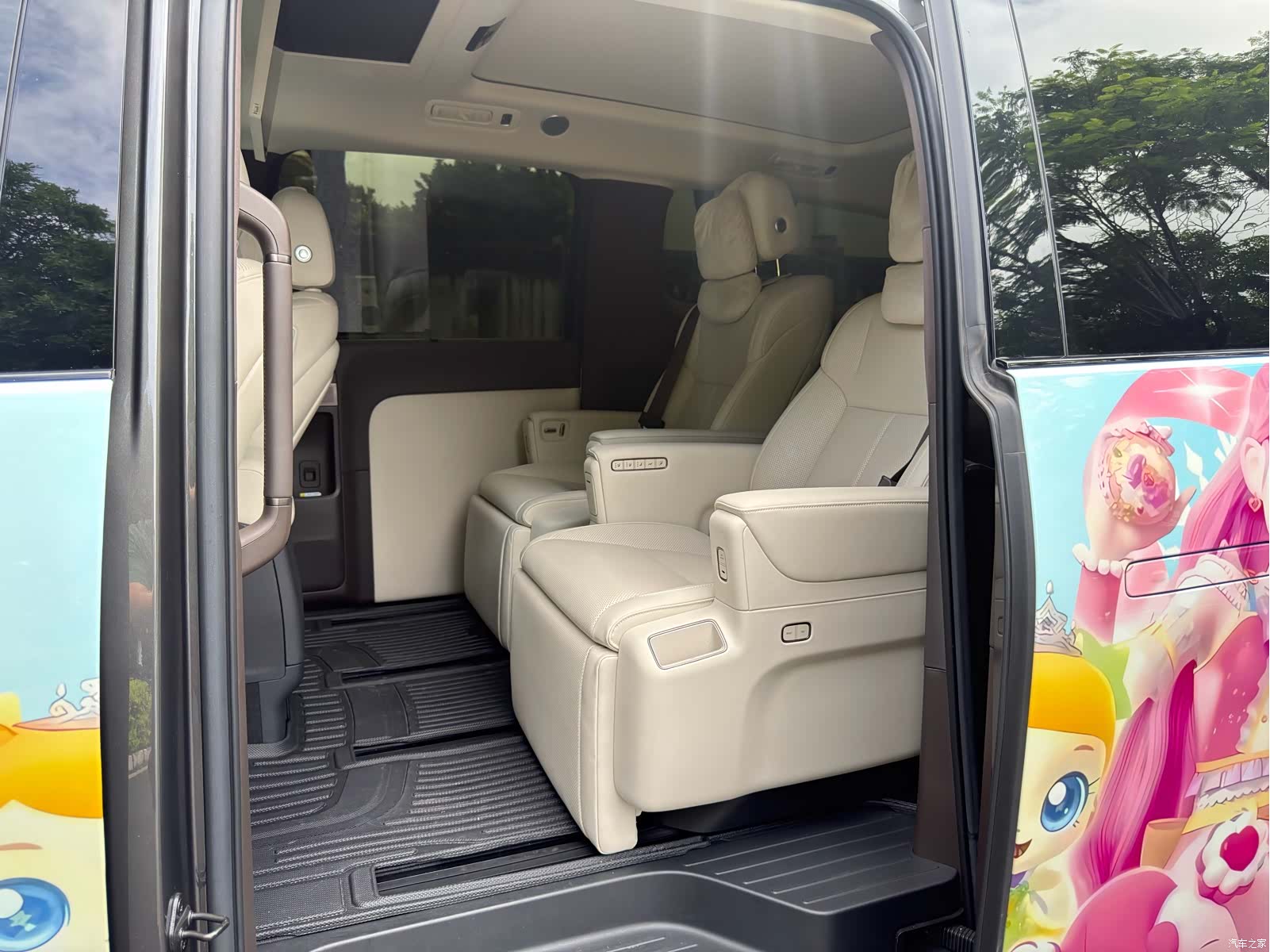 Li Auto MEGA, 2025 16