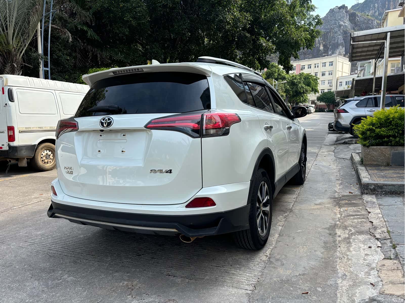 Toyota RAV4, 2018 все фото