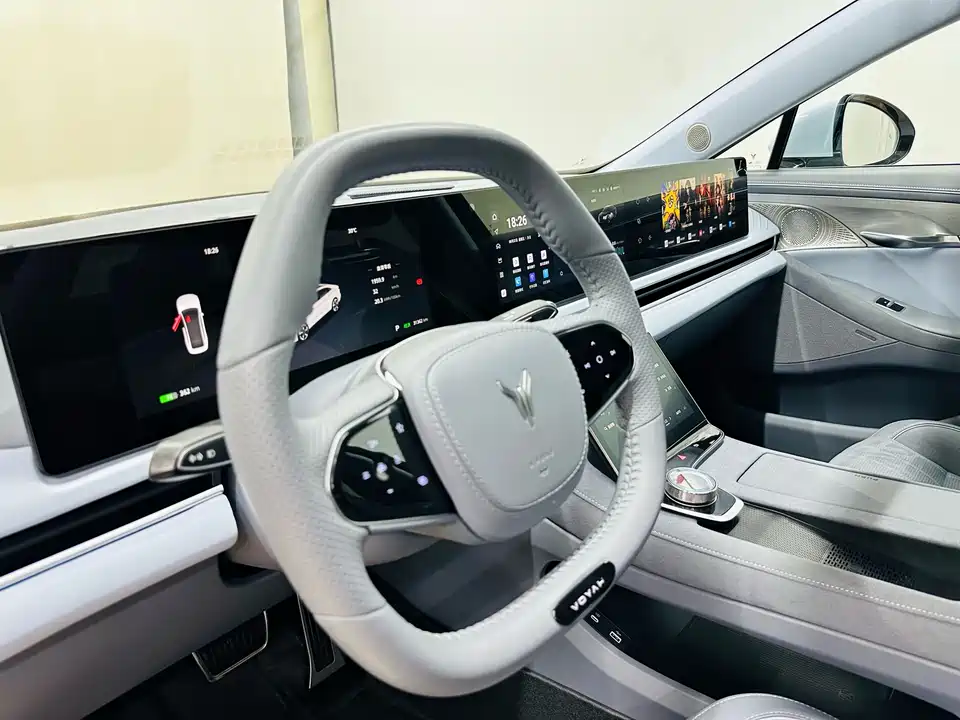 VOYAH Lantu chasing light