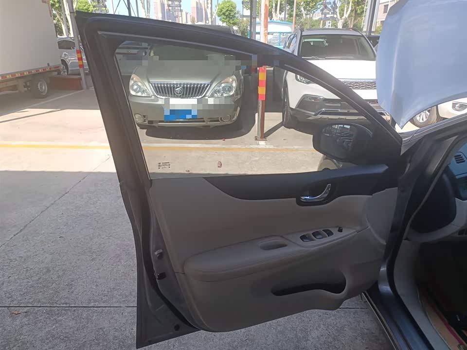 Nissan TIIDA Nissan TIIDA