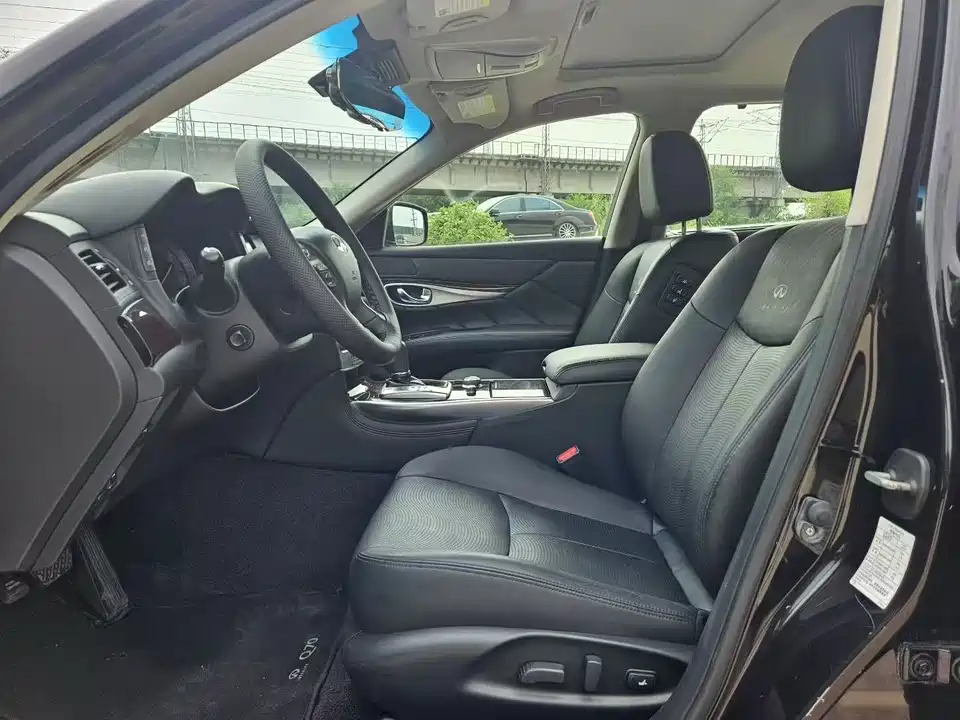 Infiniti Q70
