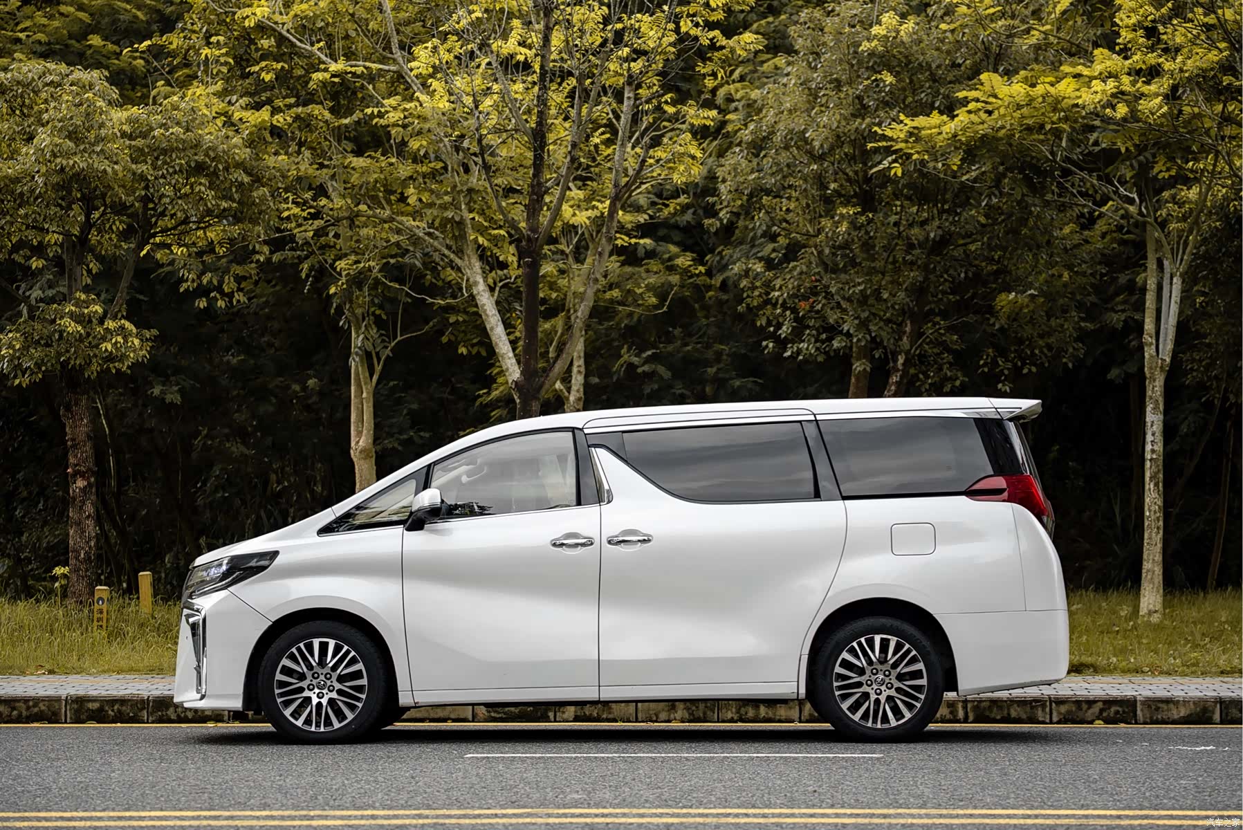 Toyota Alphard, 2015 4
