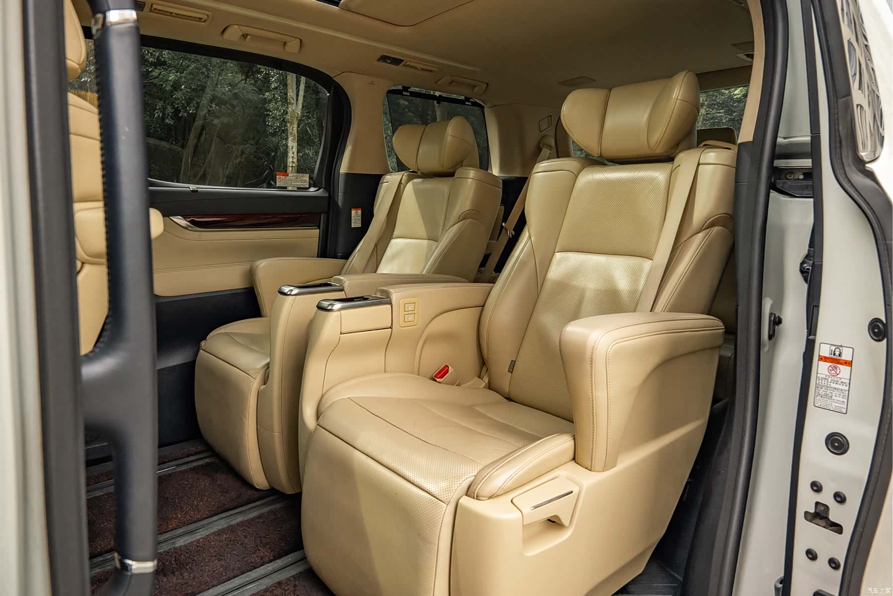 Toyota Alphard, 2015 13