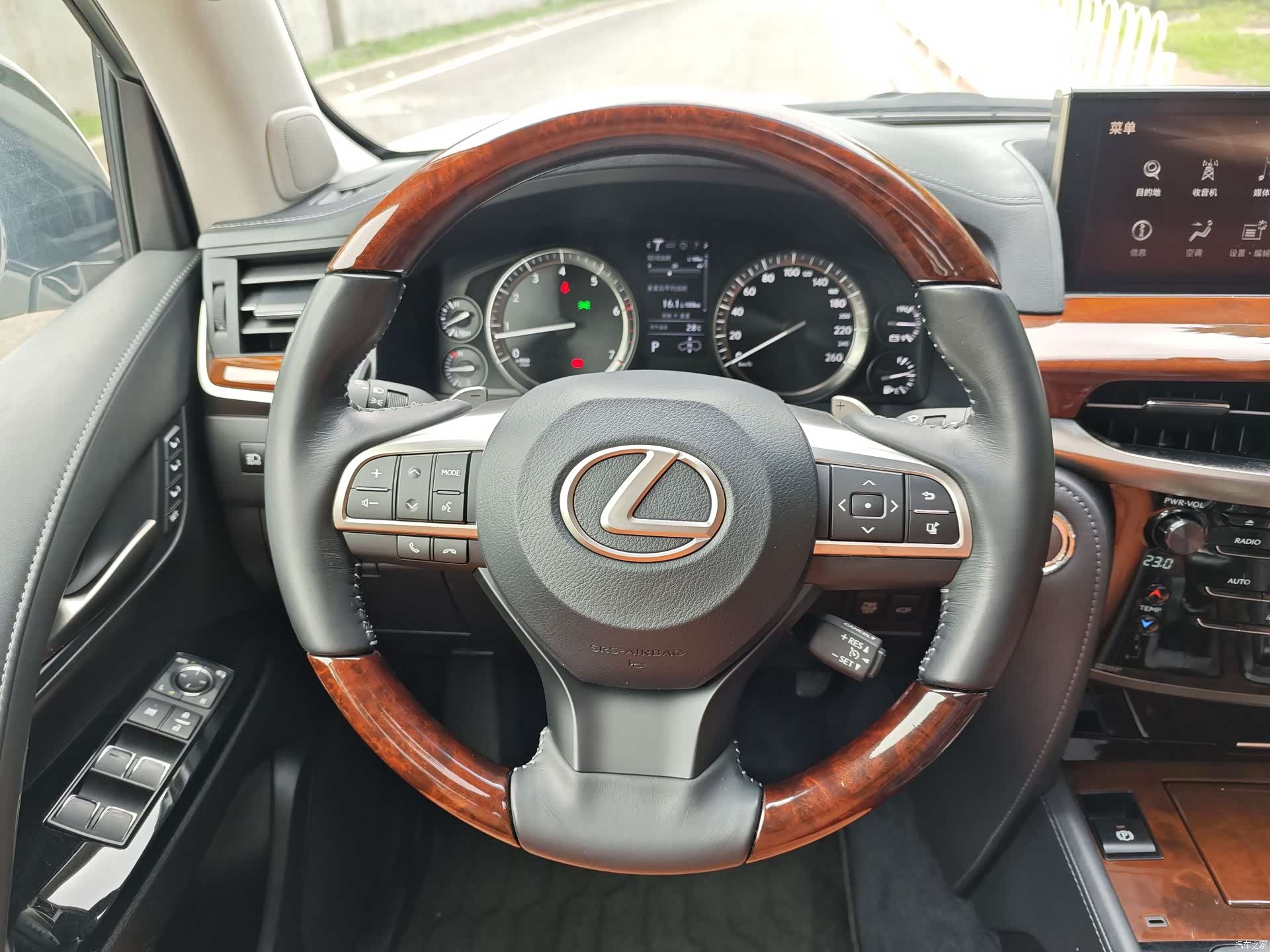 Lexus LX, 2016 10