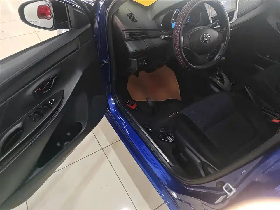 Toyota YARiS L to enjoy