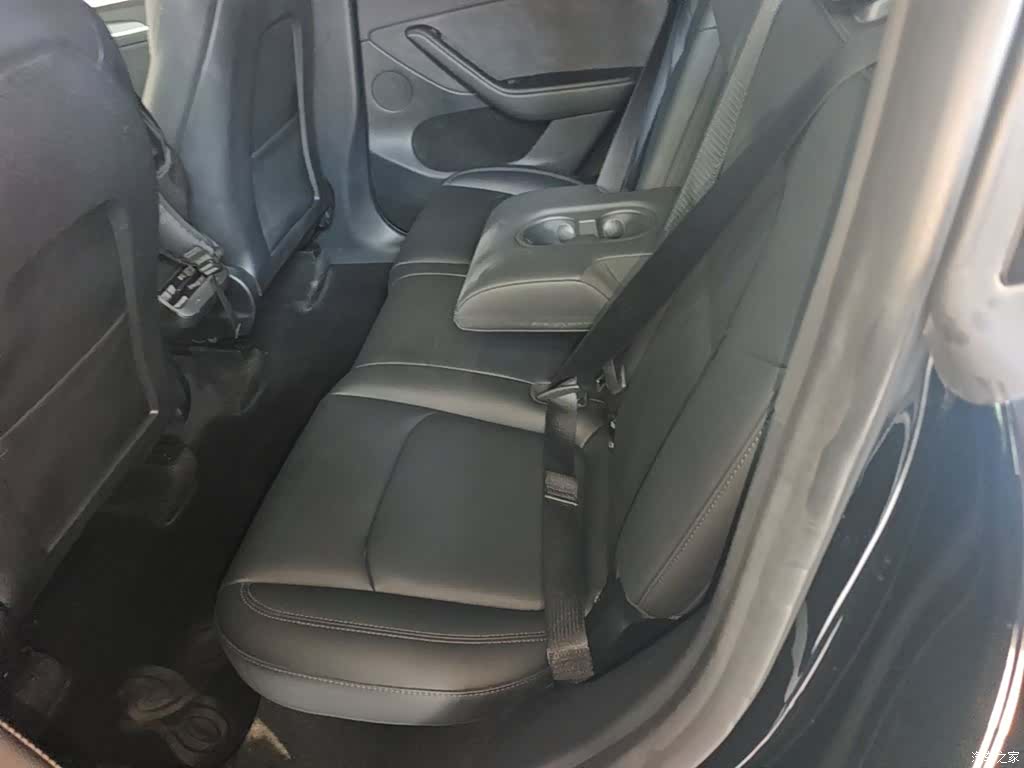 Tesla Model Y, 2023 17