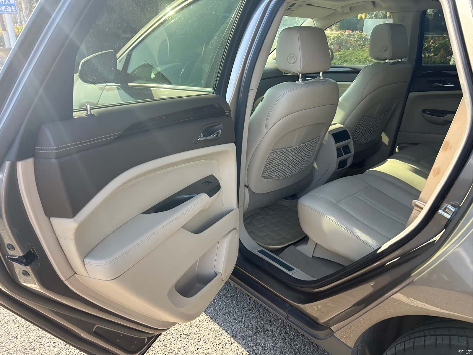 Cadillac SRX, 2011 8