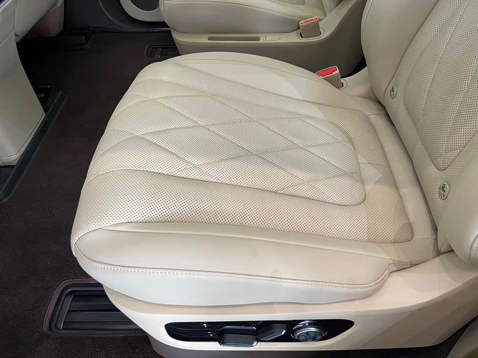 AITO Ask the world M9