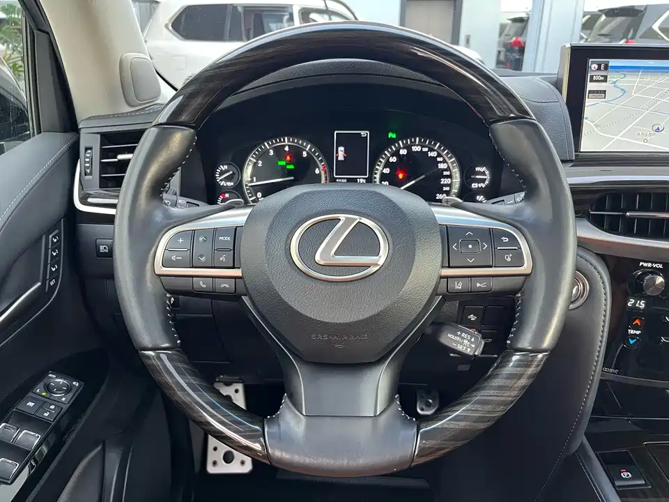Lexus LX