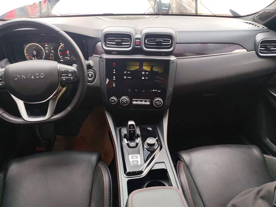 Lynk & Co 03