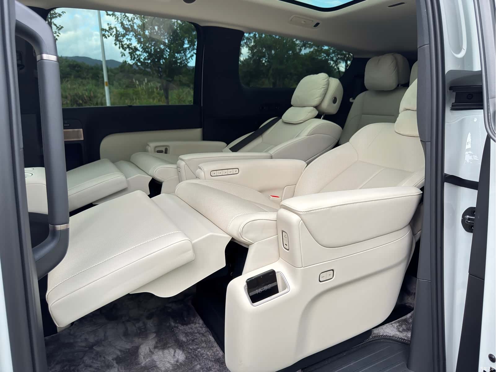 Li Auto MEGA, 2025 20