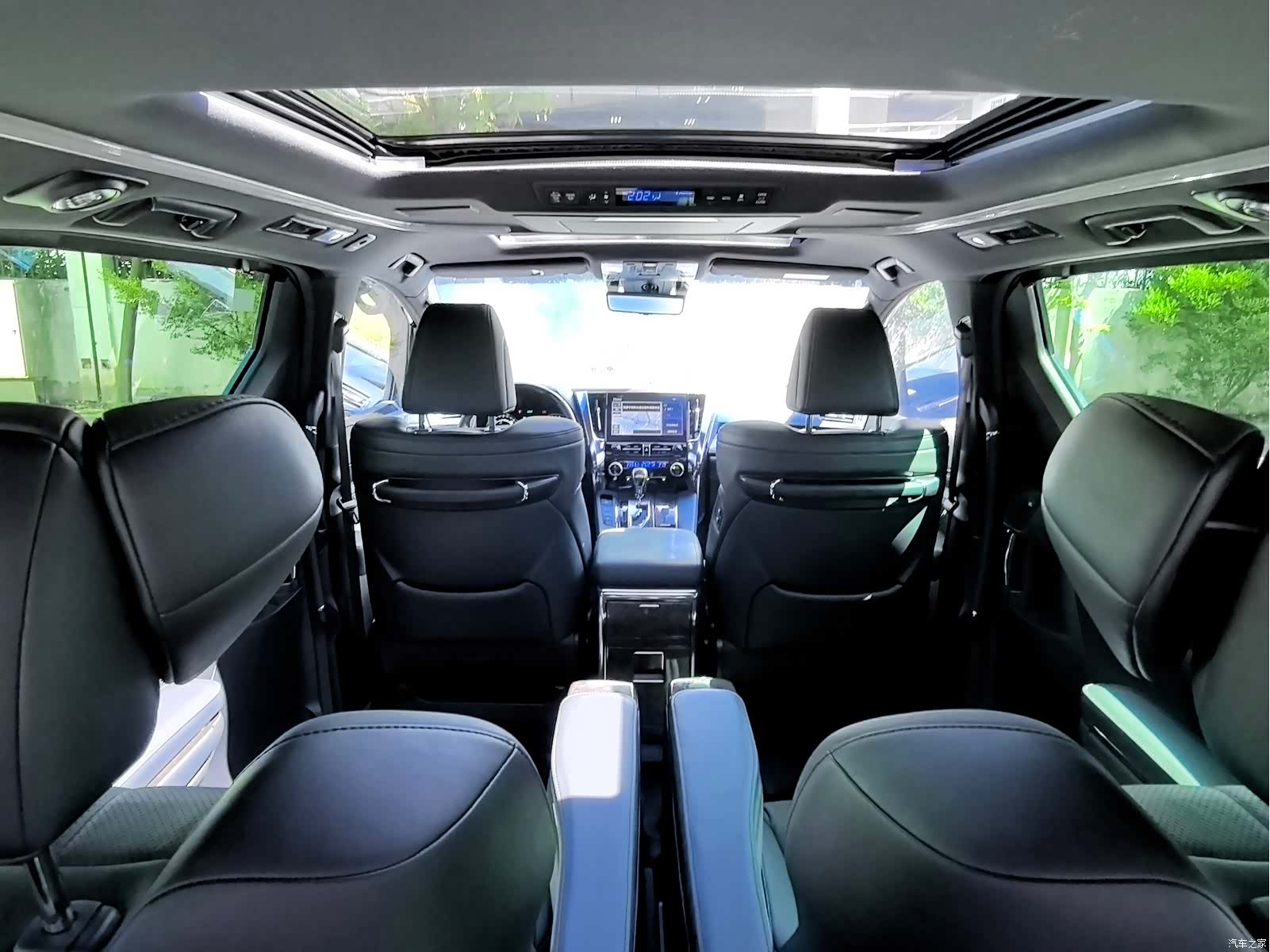 Toyota Alphard, 2021 25