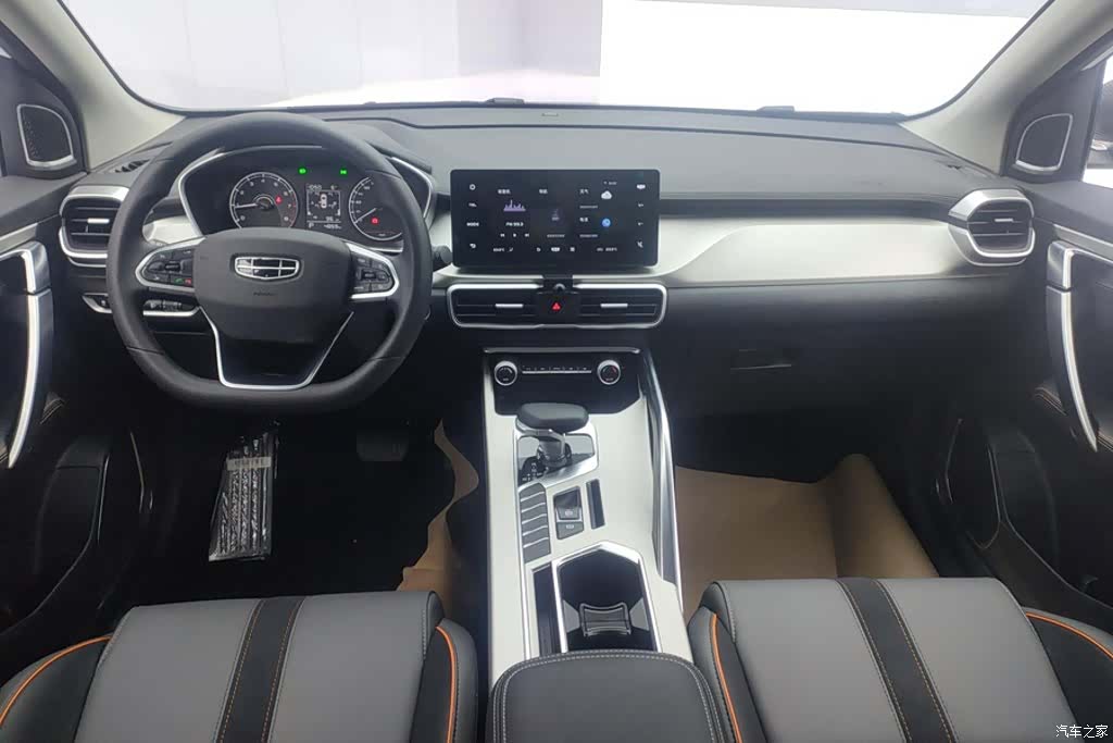 Geely Coolray, 2025 12