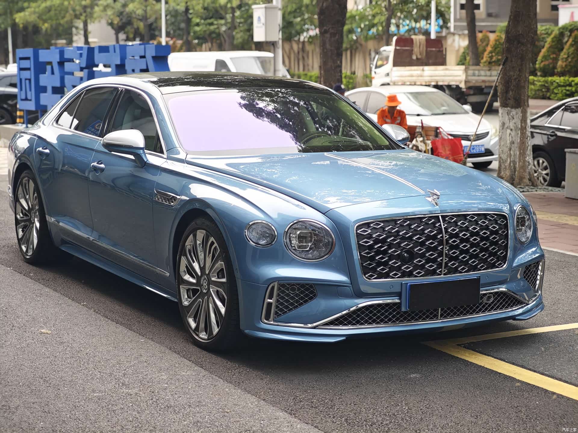 Bentley Flying Spur, 2025 2