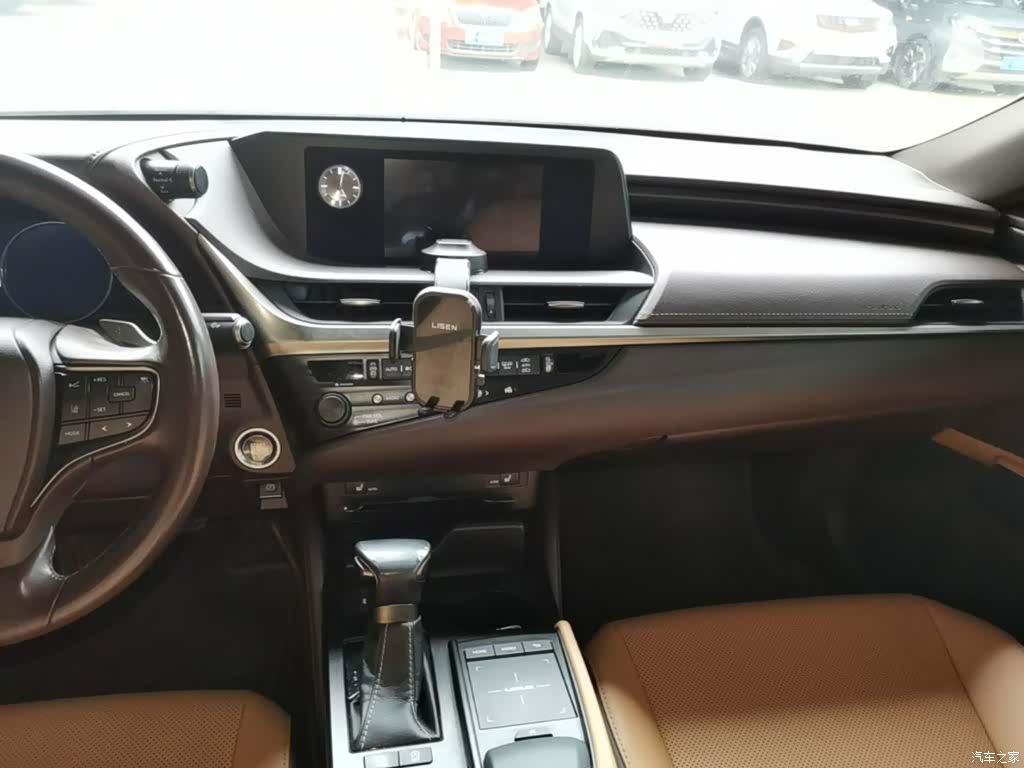 Lexus ES, 2019 13