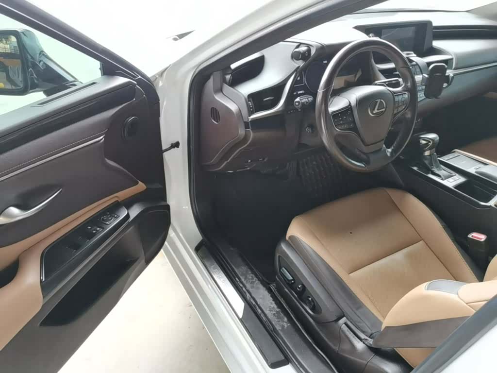 Lexus ES, 2019 16