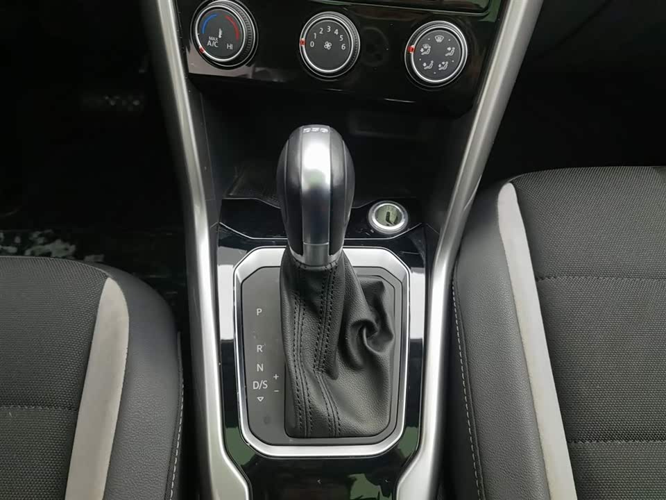 Volkswagen T-ROC exploring Songs