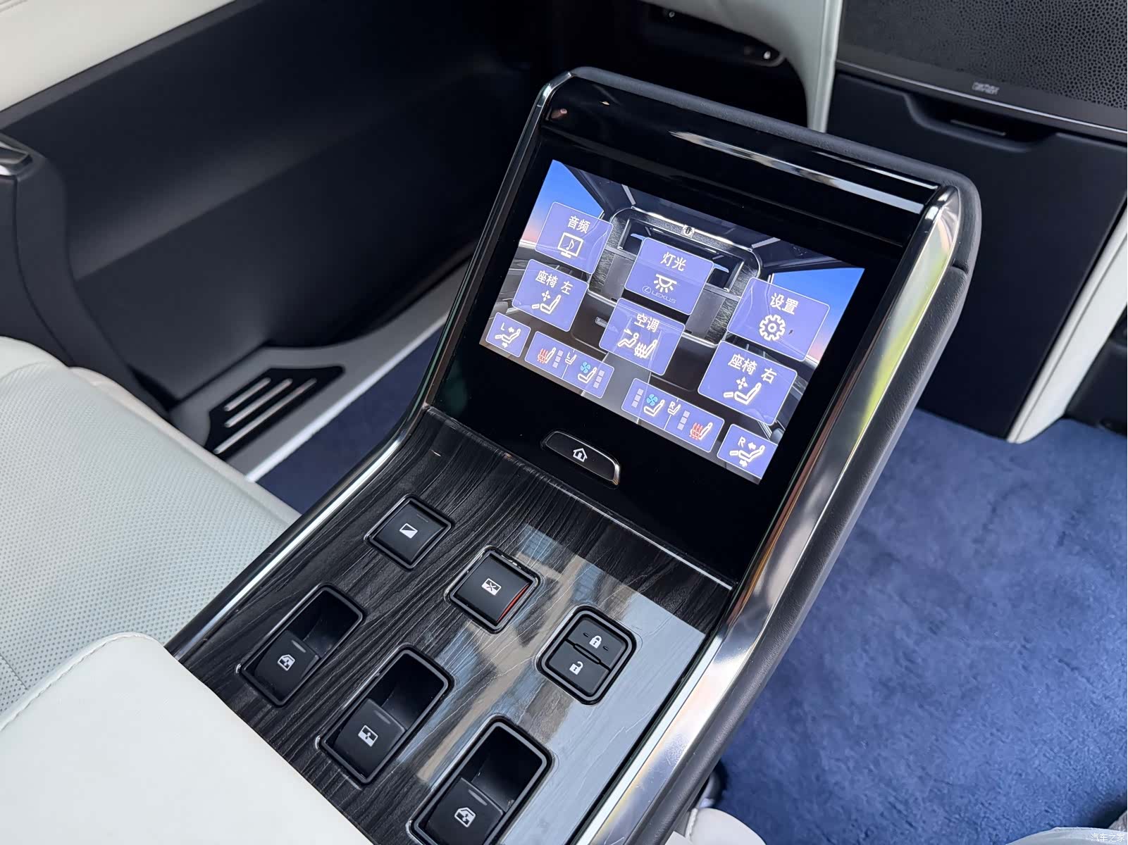 Lexus LM, 2022 9