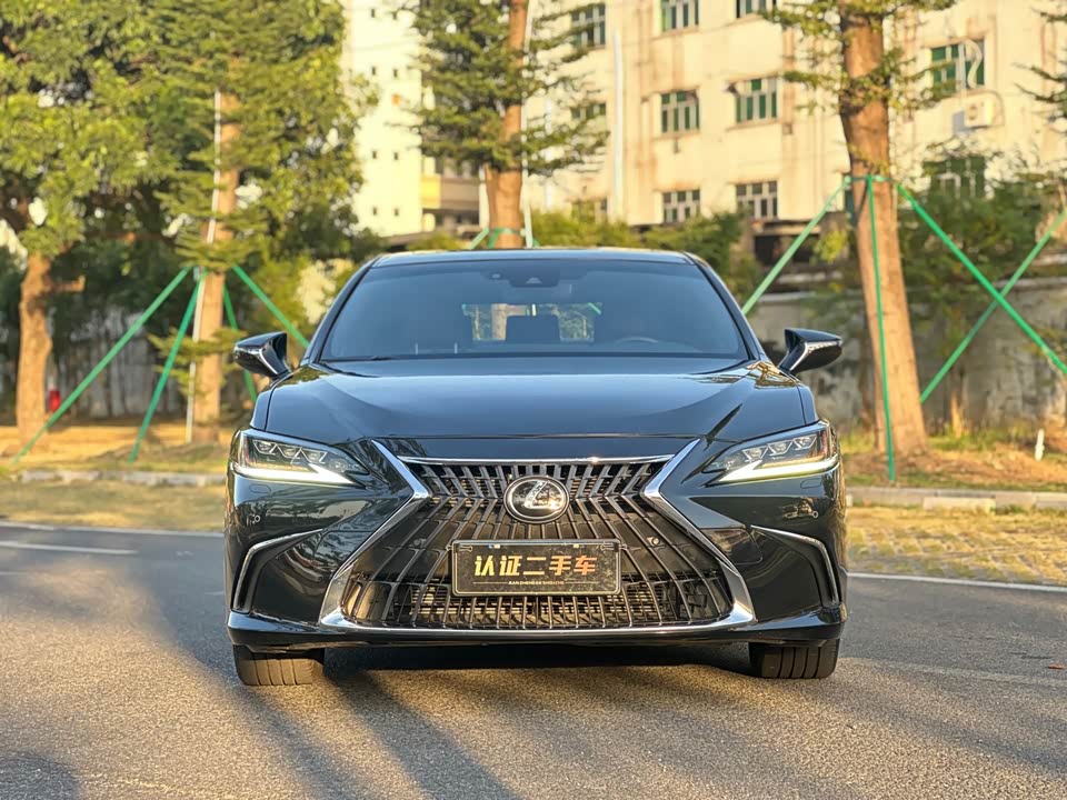 Lexus ES