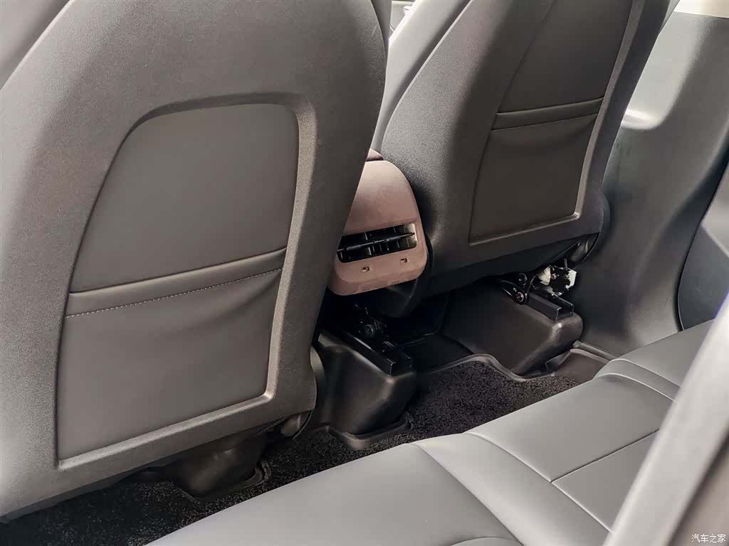 Tesla Model Y, 2024 9