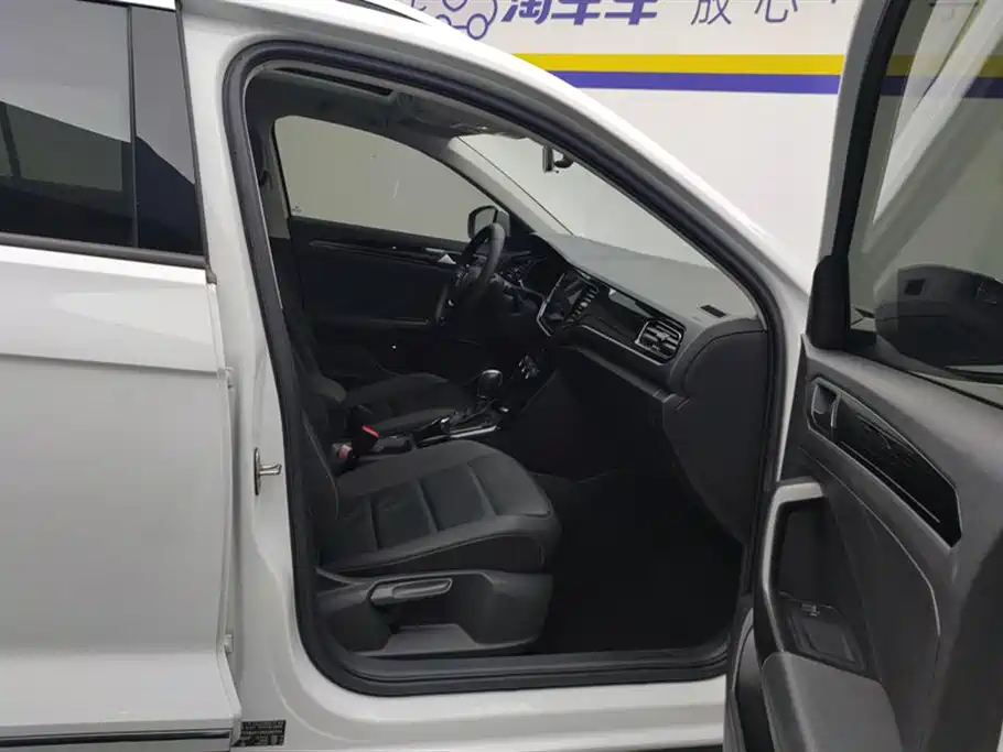 Volkswagen T-ROC exploring Songs