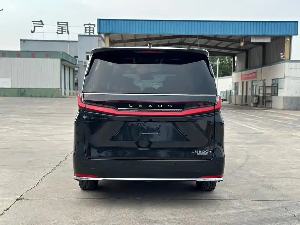 Lexus LM