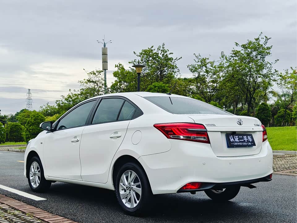 Toyota YARiS L to enjoy