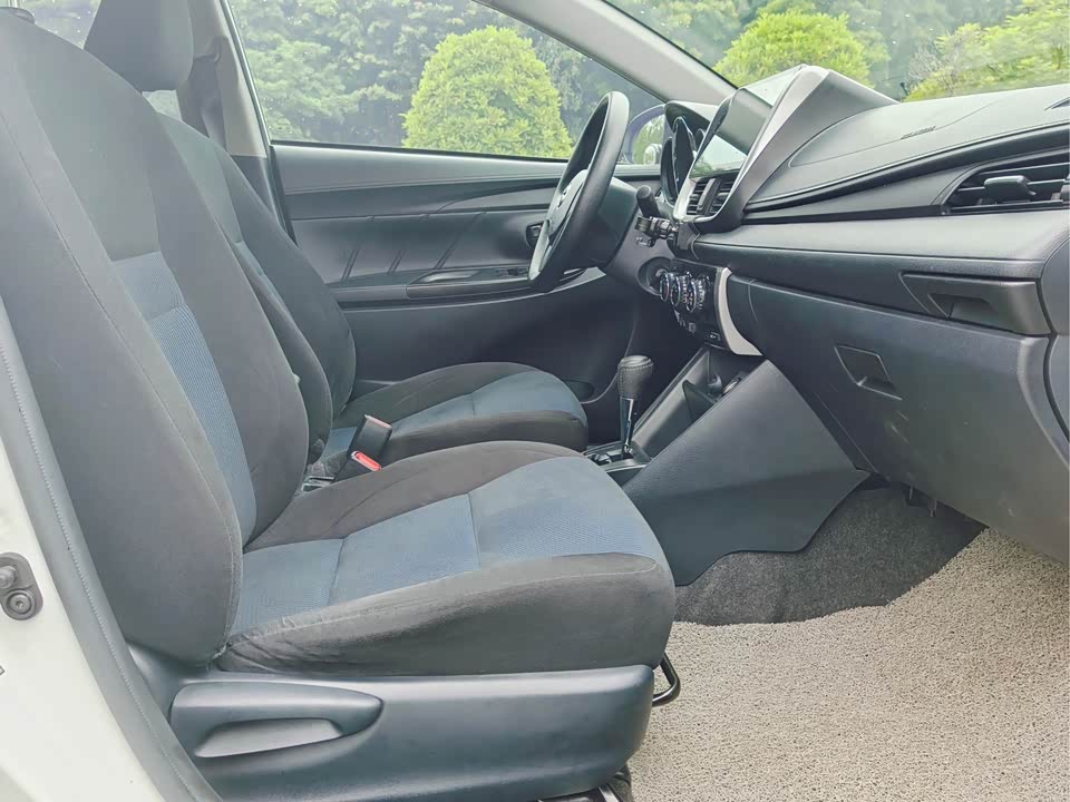 Toyota YARiS L to enjoy