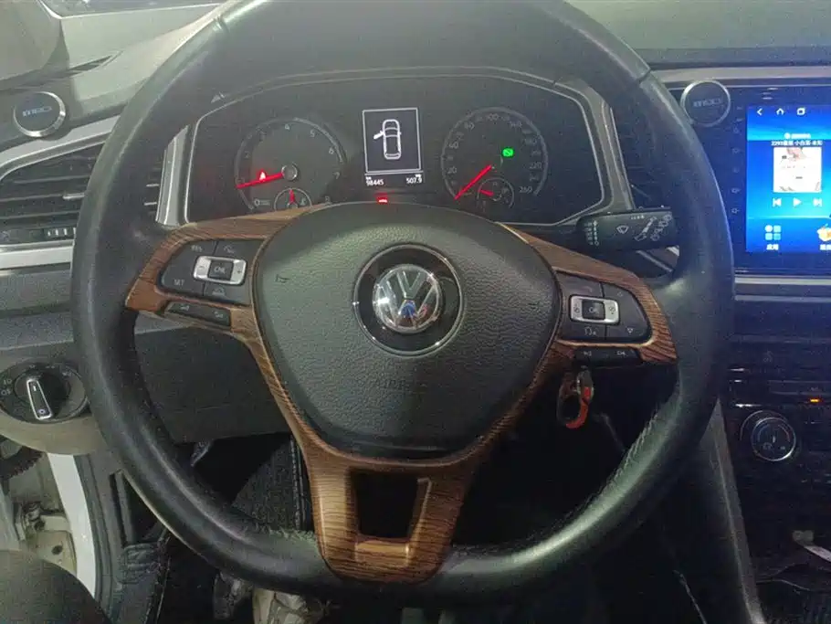 Volkswagen T-ROC exploring Songs