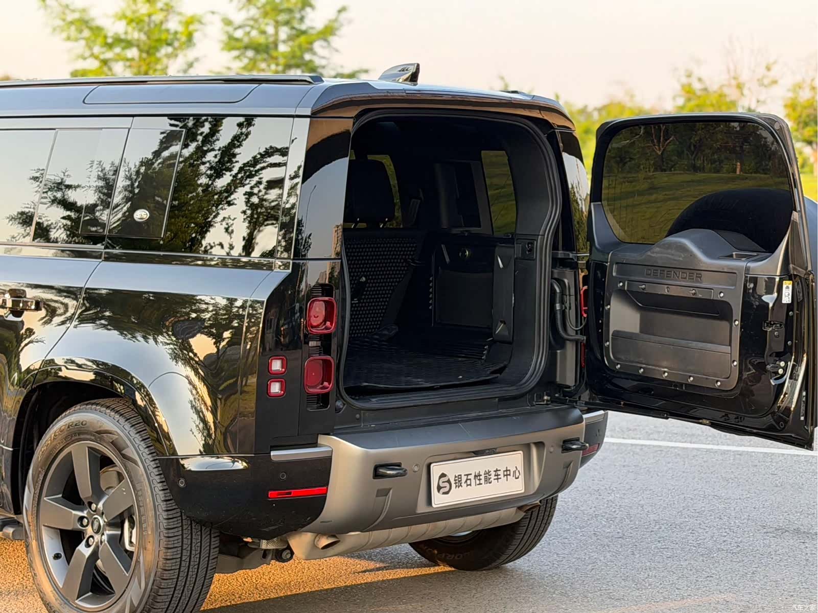 Land Rover Defender, 2024 18