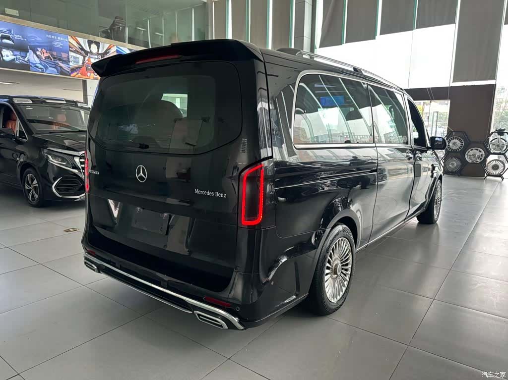 Mercedes-Benz 7, 2023 27