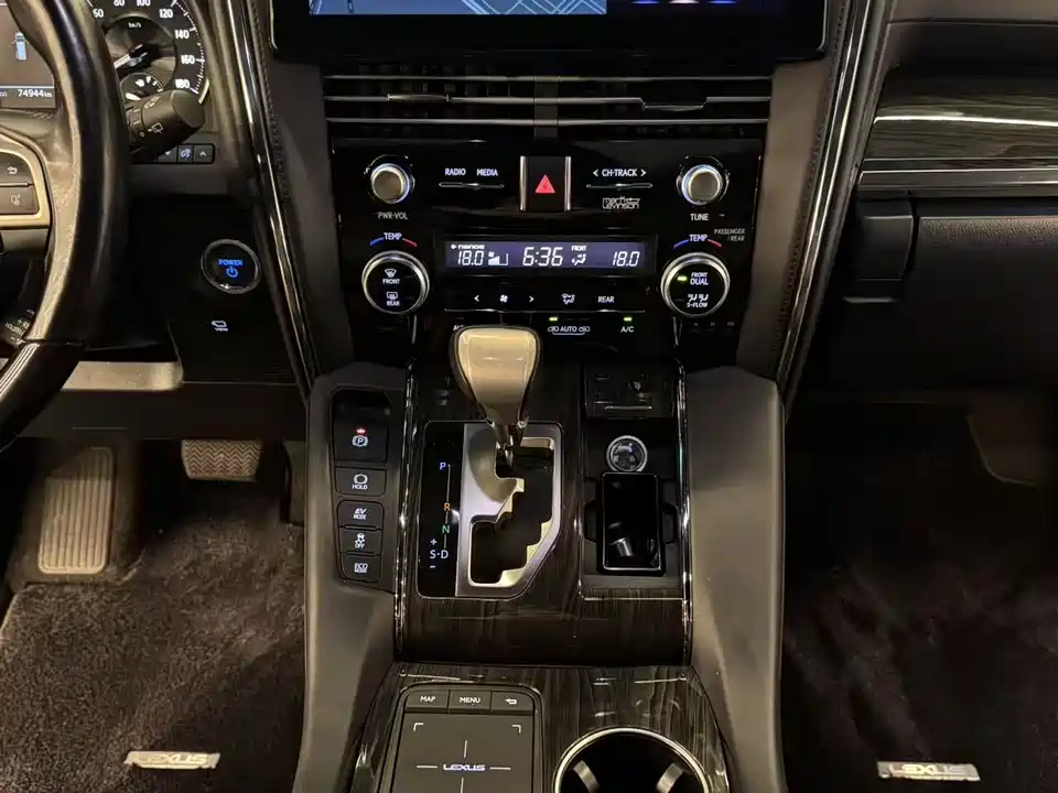 Lexus LM