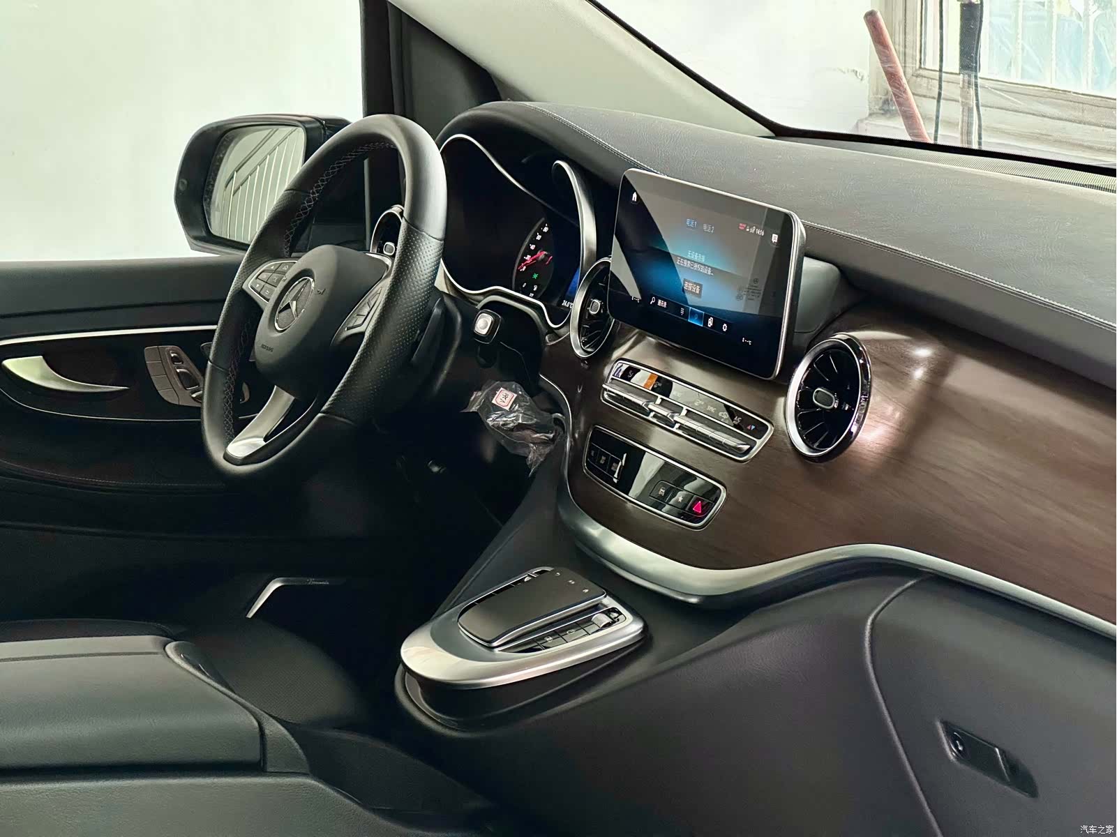 Mercedes-Benz V-Class, 2024 18