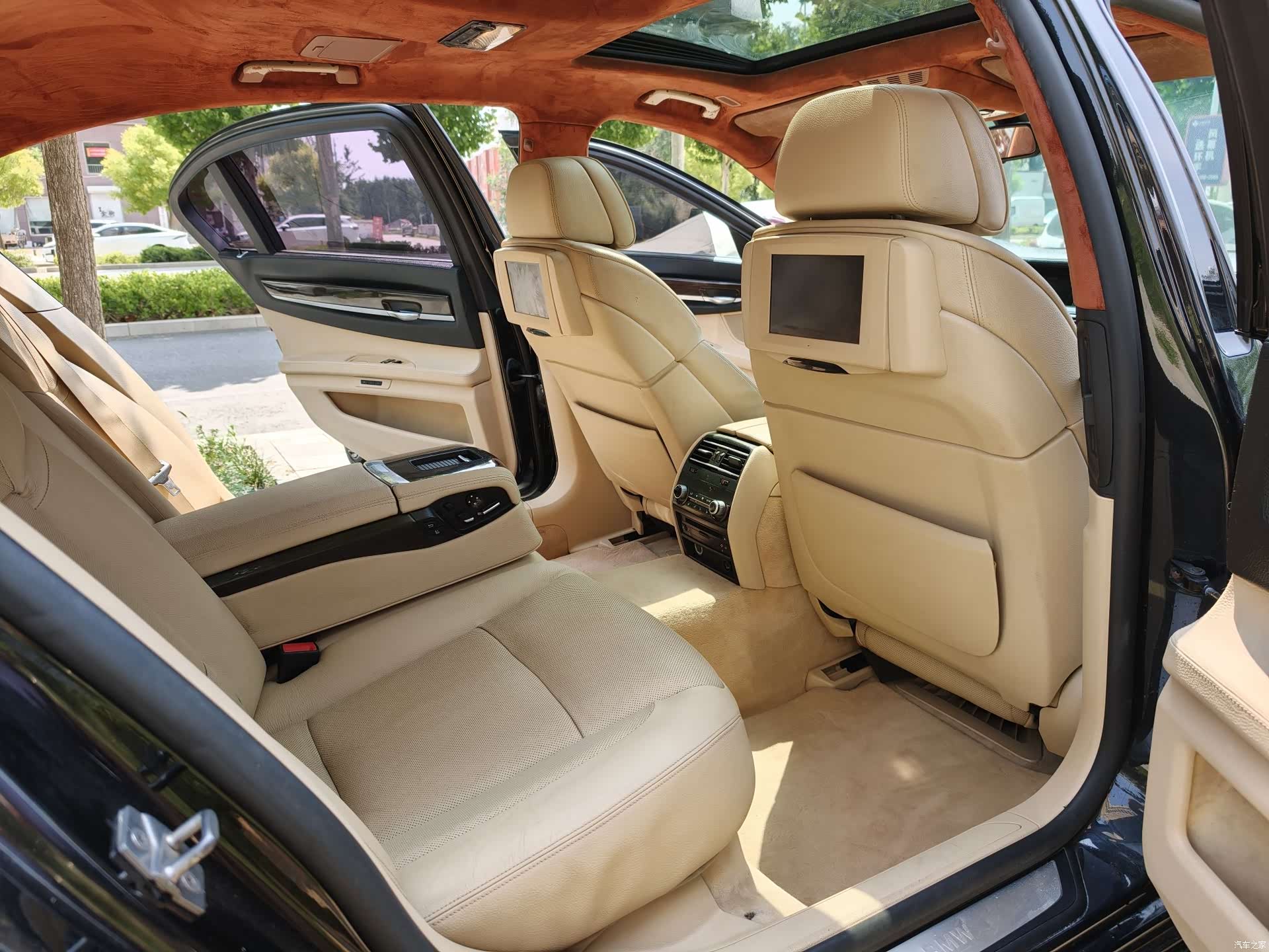 BMW 7 Series, 2011 11