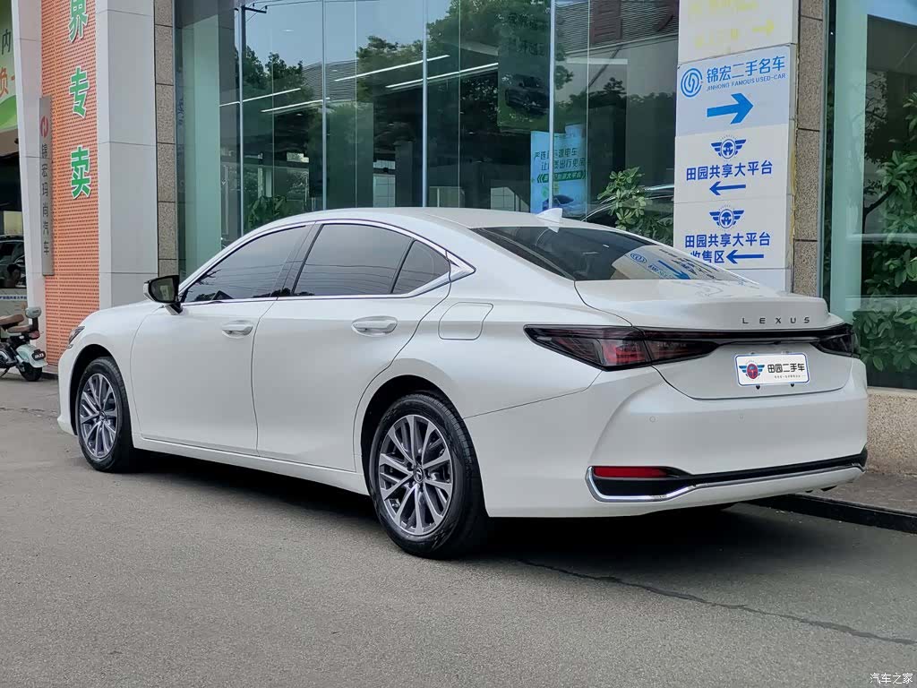 Lexus ES, 2025 4