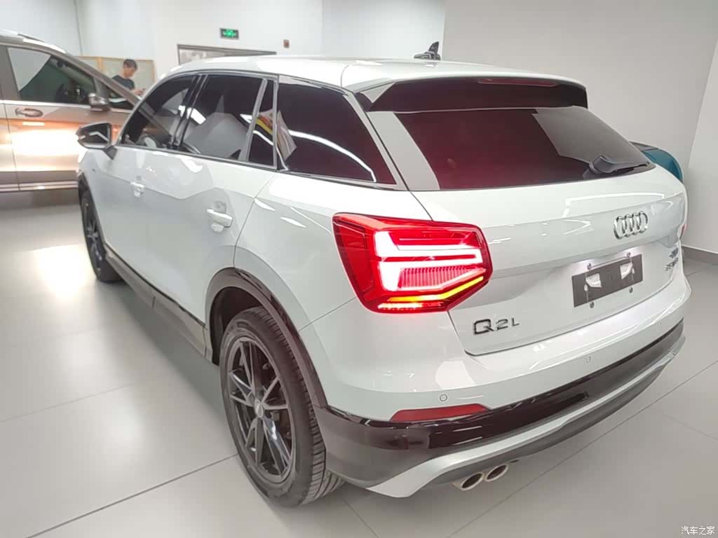 Audi Q2L, 2020 все фото