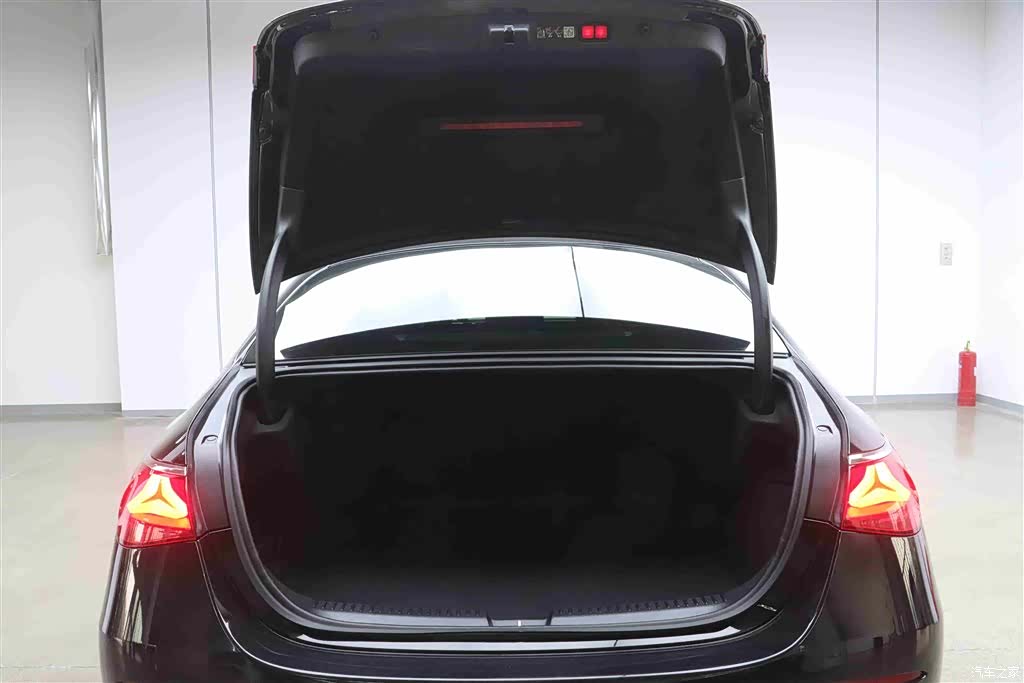 Mercedes-Benz E-Class, 2024 30