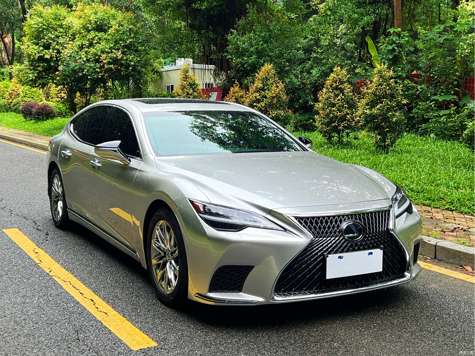 Lexus LS, 2022 3