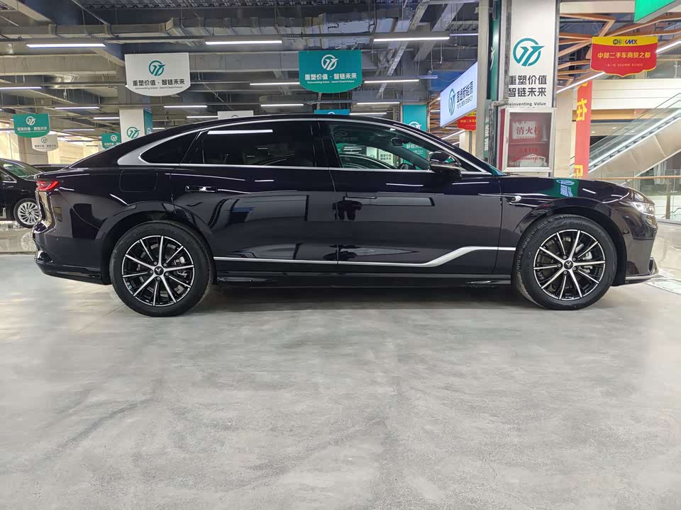 VOYAH Lantu chasing light