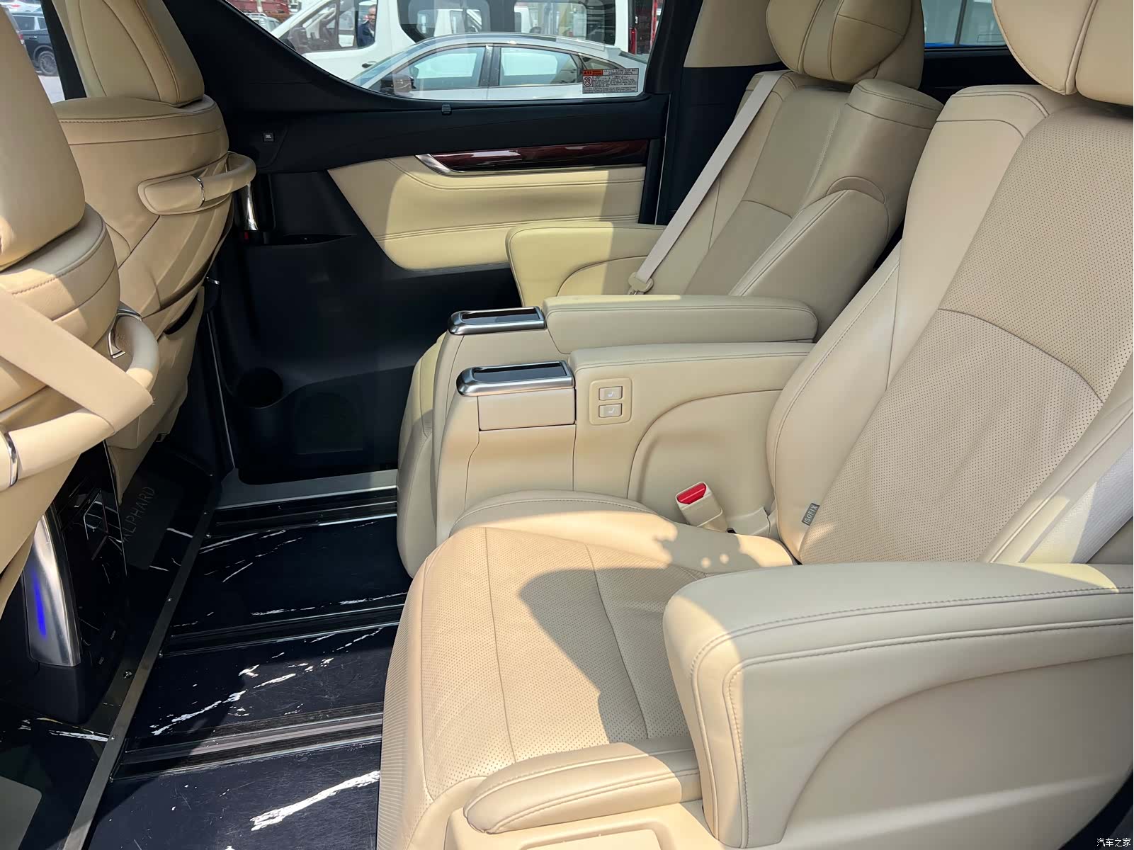 Toyota Alphard, 2015 6