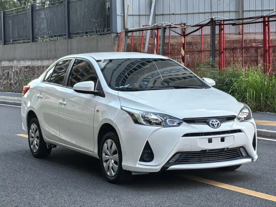 Toyota YARiS L to enjoy