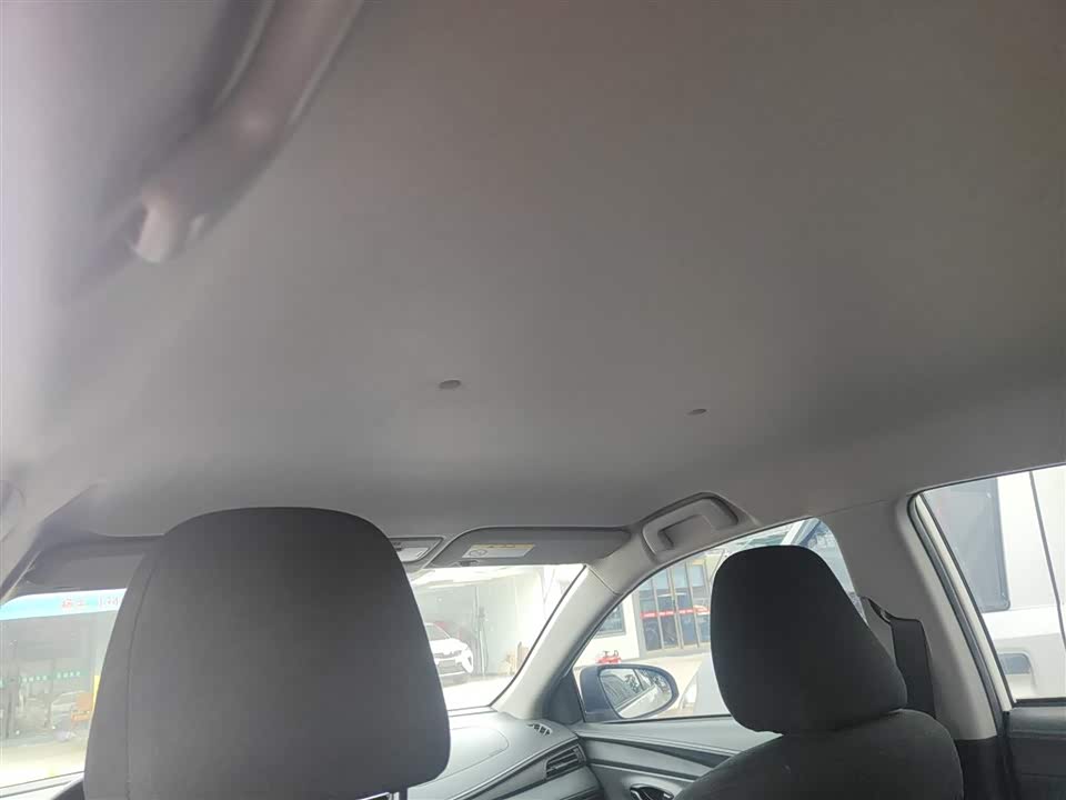 Toyota YARiS L to enjoy