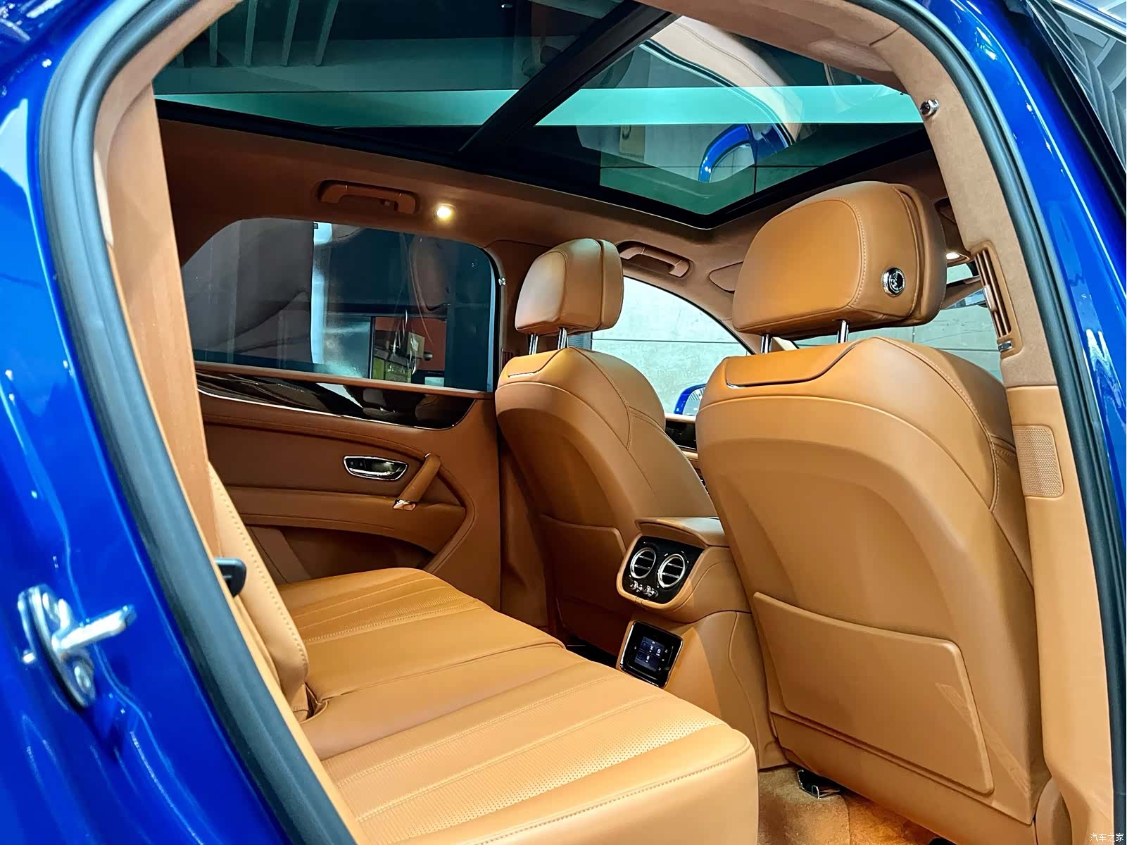 Bentley Bentayga, 2017 15