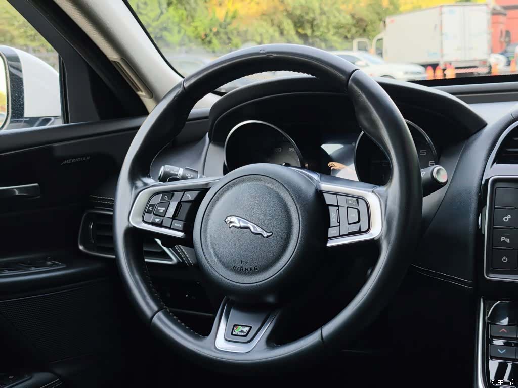 Jaguar XE, 2016 15