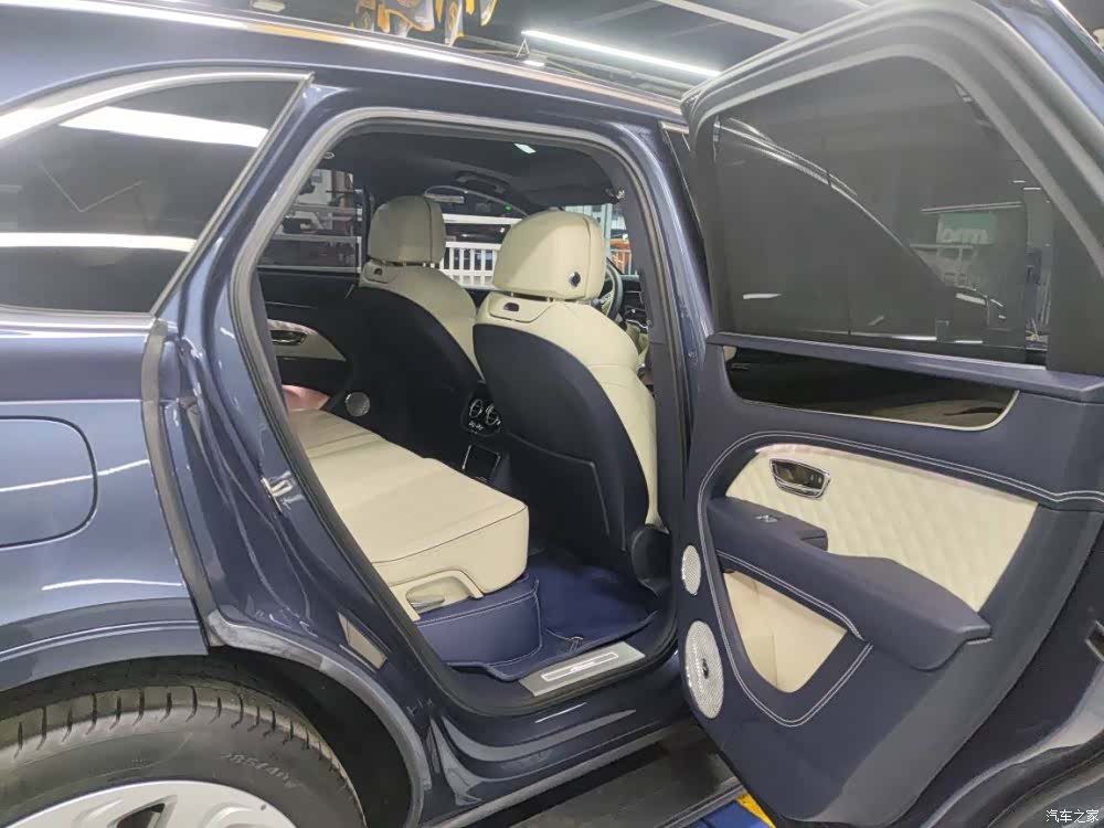 Bentley Bentayga, 2023 6