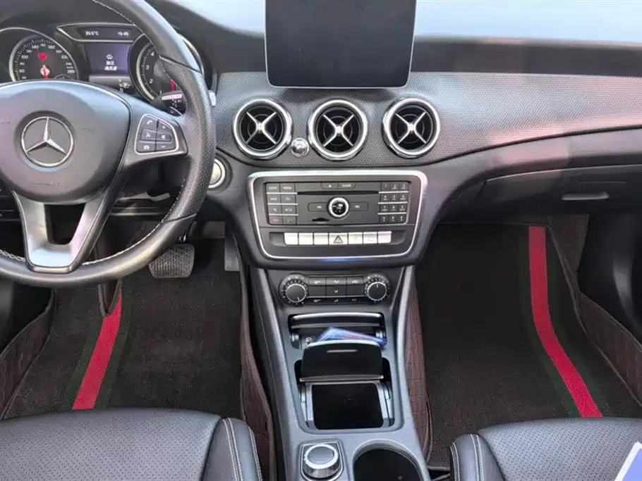 Mercedes-Benz GLA Mercedes-Benz GLA
