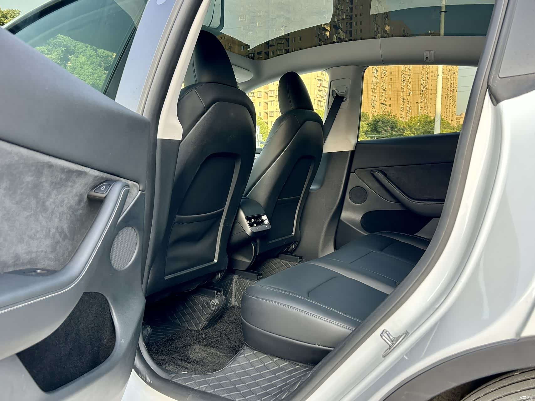Tesla Model Y, 2024 14