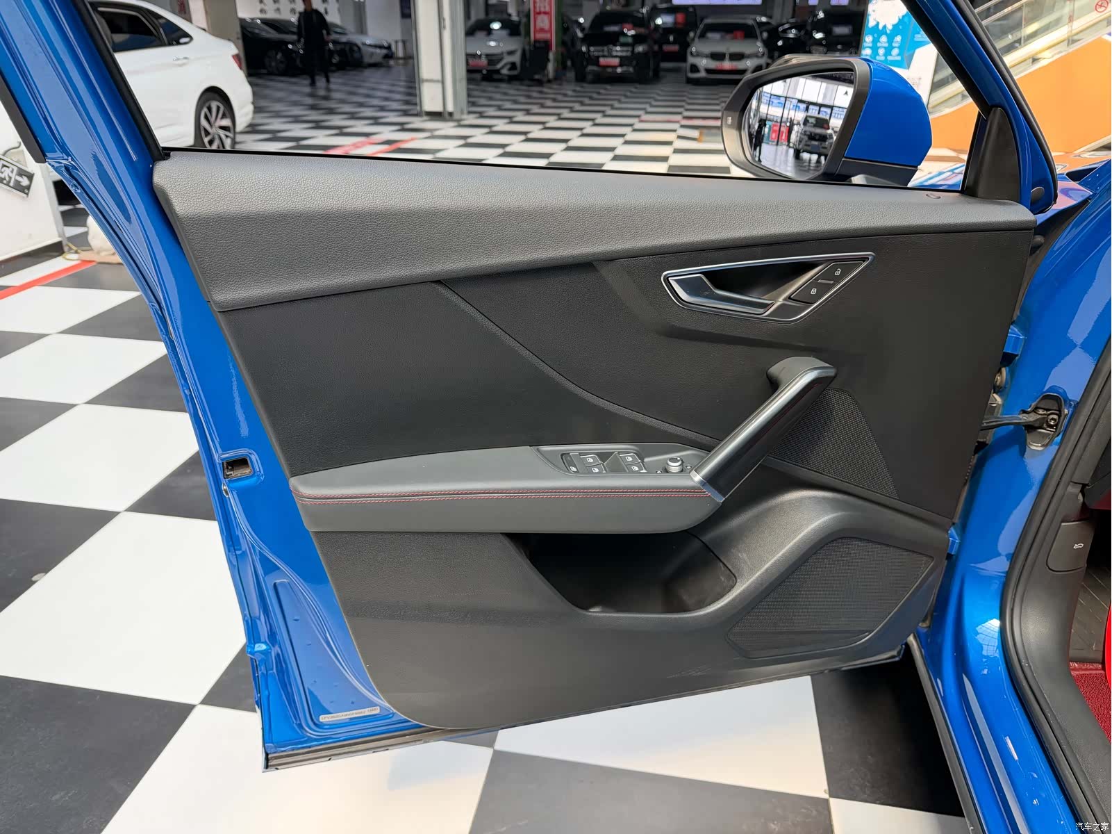 Audi Q2L, 2023 все фото