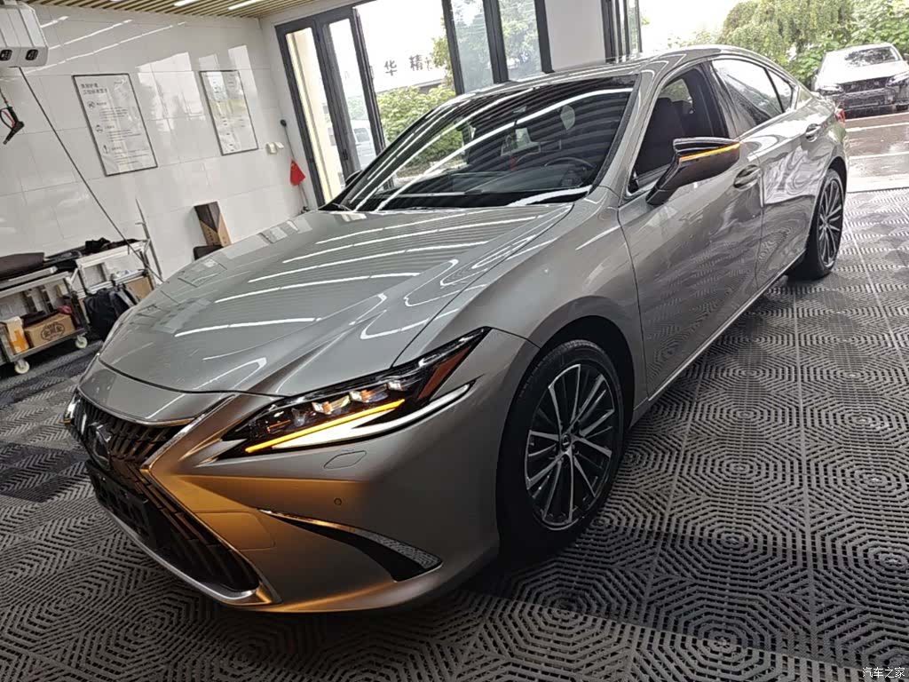 Lexus ES, 2024 1