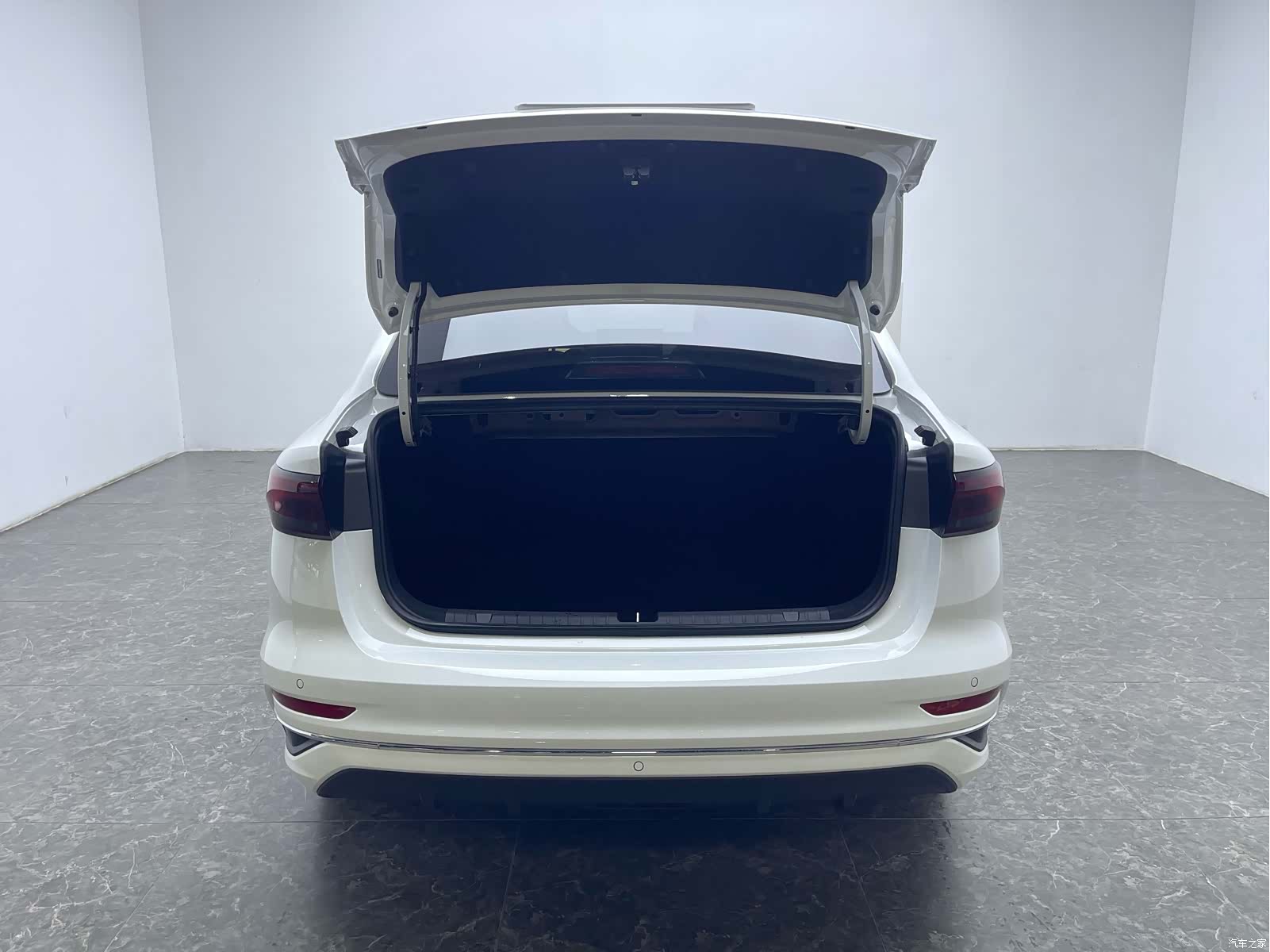 Geely Emgrand, 2026 все фото